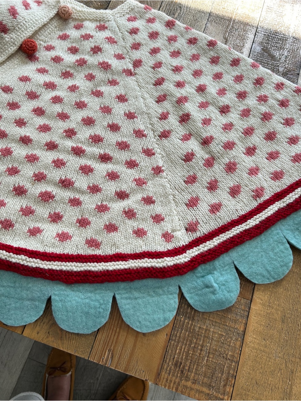 French Knot Holiday Tree Skirt. 100% Wool. New - Picture 8 of 9
